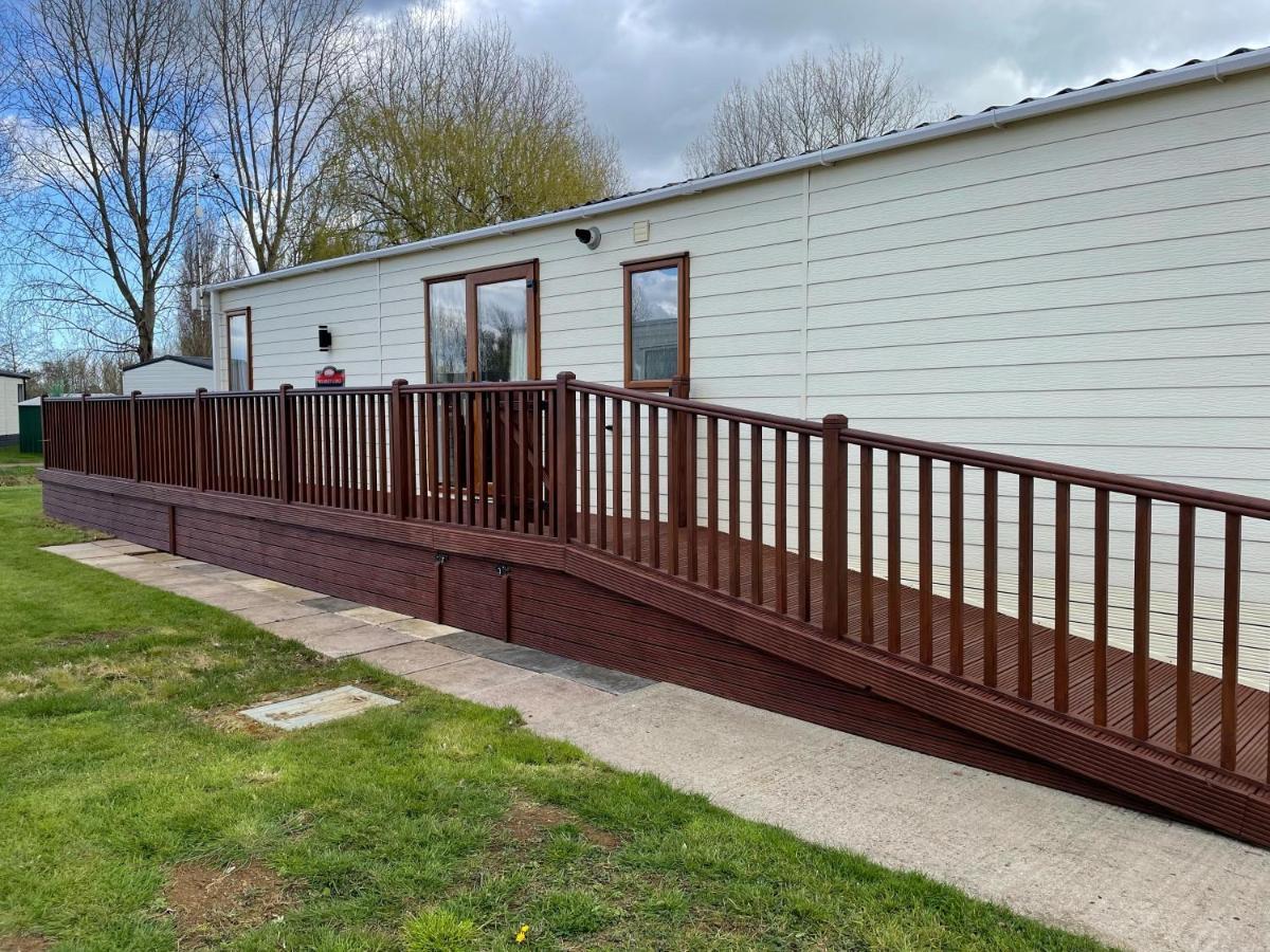 Beautiful 2 Bedroom Helmsley Lodge Northampton Exterior foto